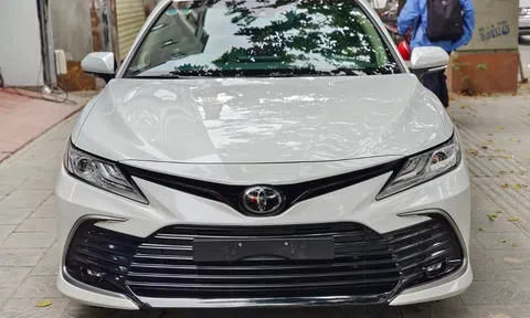 Ngỡ ngàng giá bán của Toyota Camry chạy ‘lướt’ mới lăn bánh hơn 1 năm