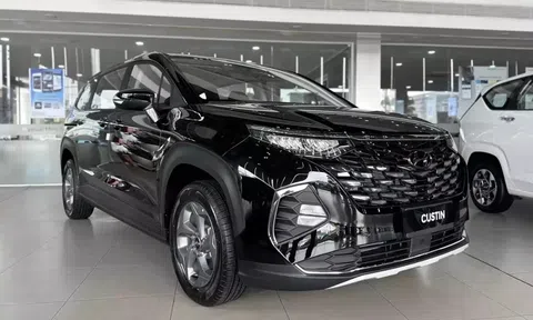 Hyundai Custin giảm giá sâu tại đại lý, quyết đấu Toyota Innova Cross