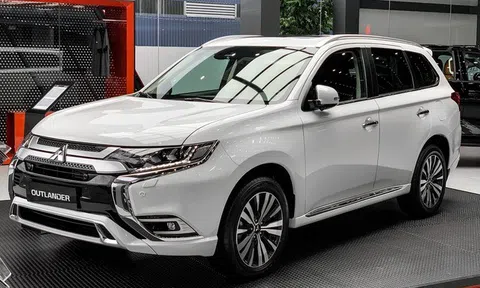 Mitsubishi Việt Nam "chơi lớn": Pajero Sport giảm gần 140 triệu, giá lăn bánh Outlander rẻ chưa từng có