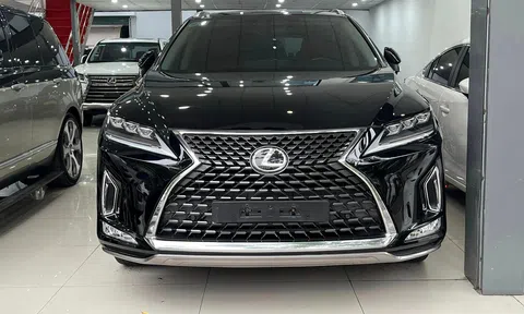 Lexus RX 300 cũ xuống giá khó tin sau 4 năm lăn bánh