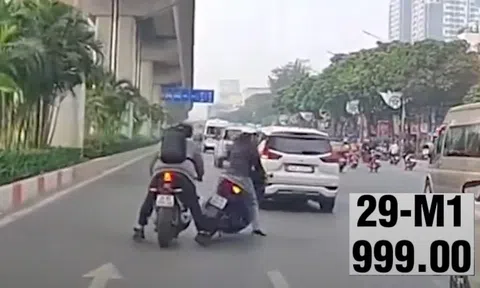 Nam thanh niên lái mô tô tông trúng một phụ nữ đi Honda SH rồi bỏ chạy