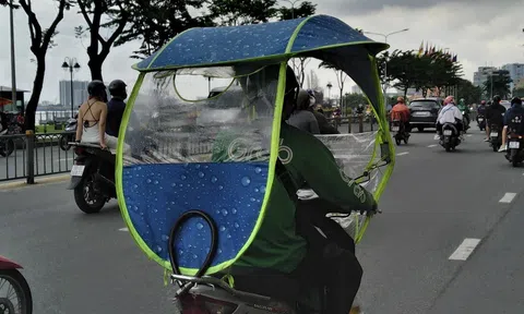 Xe máy "độ" mái che tiềm ẩn nguy cơ gây tai nạn giao thông