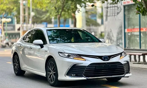 Lăn bánh chưa đầy 1 năm, Toyota Camry Hybrid "siêu lướt" rớt giá khó tin