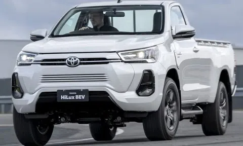 Sếp Toyota tiết lộ bất ngờ về thời điểm ra mắt bán tải Hilux chạy điện