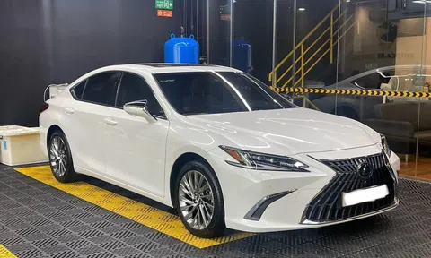 Chỉ sau 1 năm lăn bánh, Lexus ES 250 cũ chấp nhận bán "lỗ" tới hơn nửa tỷ đồng