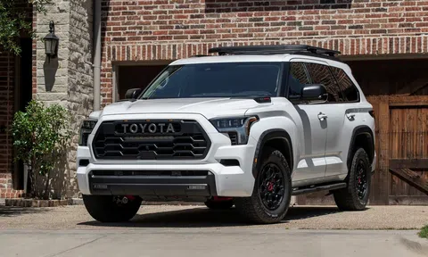 Mẫu SUV "khổng lồ" Toyota Sequoia 2023 bất ngờ xuất hiện trên đường phố Việt