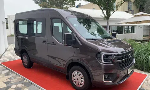 Xe 16 chỗ Ford Transit thế hệ mới sắp trình làng thị trường Việt, thiết kế đẹp như Ranger?