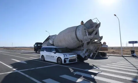 Minivan hạng sang Trung Quốc chứng minh độ bền khi bị xe trộn bê tông "đè" trúng