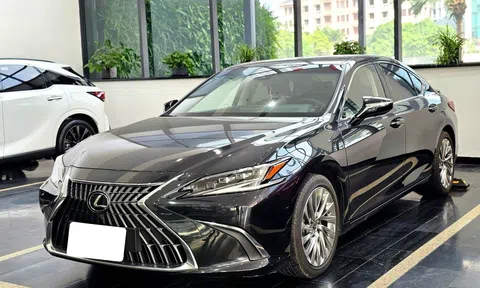Bất ngờ giá chào bán của Lexus ES 300h "lướt" sau chưa đầy 1 năm lăn bánh