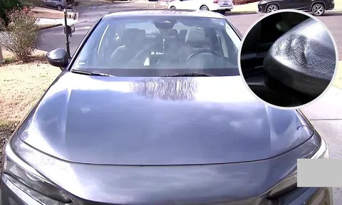 Hi hữu: Honda Civic 2022 bỗng "tan chảy" khi đỗ ngoài trời nắng, hãng từ chối bảo hành