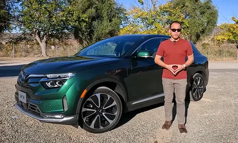 Reviewer nổi tiếng người Mỹ nói gì sau khi cầm lái VinFast VF8?