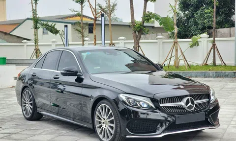 Bất ngờ giá bán lại của Mercedes-Benz C 300 AMG cũ sau 7 năm lăn bánh