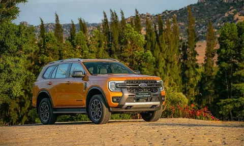 Hyundai Santa Fe "ngậm ngùi" nhường lại ngôi vương cho Ford Everest