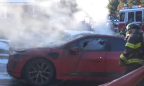 Ô tô điện Jaguar phát hỏa khi đang sạc pin trong gara, gây cháy nhà