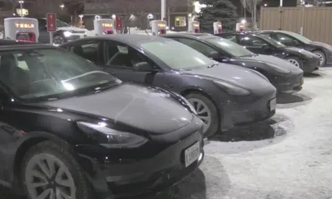 Xe điện Tesla ‘chất đống’ tại trạm sạc trong đợt giá rét kỷ lục ở Mỹ