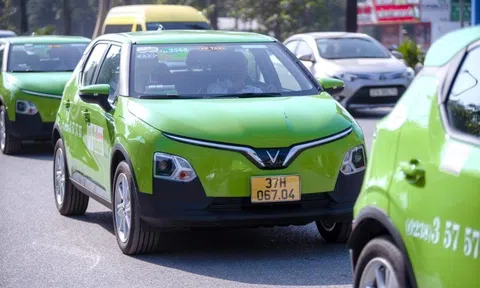 50 chiếc ô tô điện VinFast được bàn giao cho đối tác tại Nghệ An làm dịch vụ taxi điện