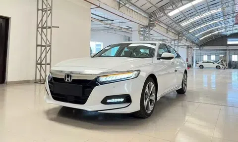 Đại lý xả kho, đối thủ của Toyota Camry giảm giá "kịch sàn" tới 240 triệu đồng