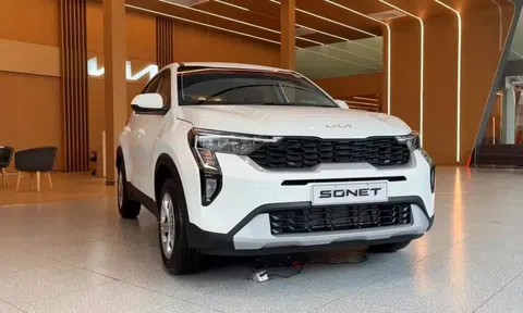 Cận cảnh Kia Sonet 2024 bản tiêu chuẩn tại đại lý, giá quy đổi chỉ từ 235 triệu đồng