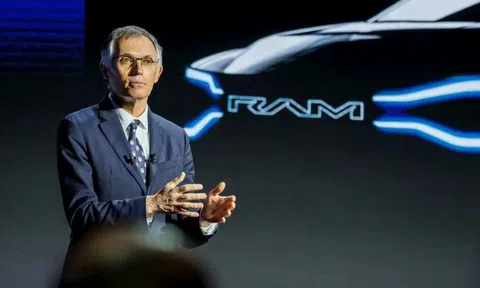 CEO tập đoàn ô tô lớn thứ 3 thế giới chỉ trích Tesla, cảnh báo giảm giá xe điện sẽ gây ra cuộc chiến ‘đẫm máu’