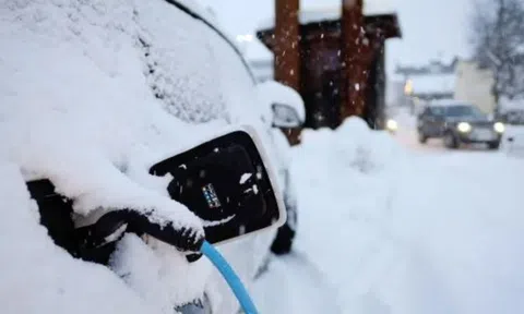 Thời tiết lạnh kỷ lục, nhiều chủ xe điện tại Mỹ ‘than trời’ vì pin yếu