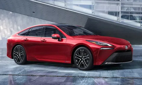 Toyota Mirai 2024 chạy bằng hydro ra mắt: Bổ sung công nghệ an toàn, tăng giá bán