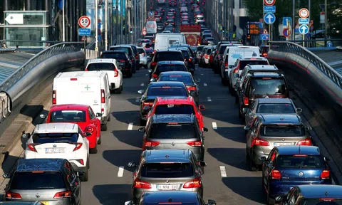 Doanh số ô tô điện sụt giảm, châu Âu đứng trước khả năng hoãn lệnh cấm xe xăng?