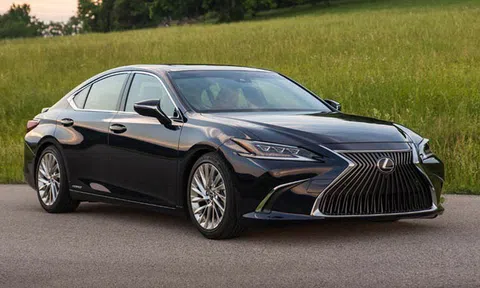 Lăn bánh 2 năm, Lexus ES 300h "siêu tiết kiệm xăng" chạy lướt chào bán với mức giá rẻ không ngờ