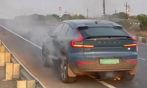 Xe điện hạng sang của Volvo bất ngờ bốc cháy khi đang chạy trên đường