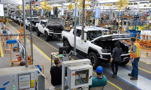 Đám cháy nhà máy xe điện tại Mỹ cần tới gần 100 lính cứu hỏa để dập tắt