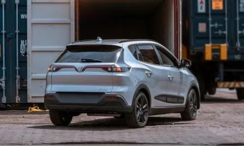 Lộ diện tại cảng Indonesia, bộ đôi xe điện VinFast VF 5 và e34 có gì khác bản nội địa?