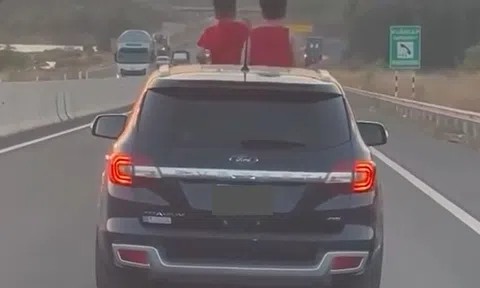 Đồng Nai: Lái xe để trẻ em chui qua cửa sổ trời ‘hóng gió’ dù tốc độ tối đa lên tới 120 km/h