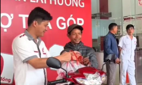 Cái kết ấm lòng sau câu chuyện người đàn ông nghèo lỡ làm vỡ đèn ô tô, kiên quyết ngồi chờ bị bắt đền