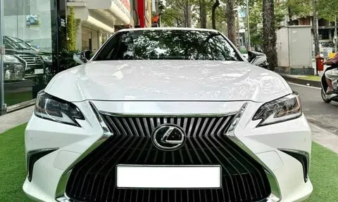Sau 5 năm lăn bánh, Lexus ES 250 'lướt' rớt giá ngỡ ngàng trên sàn xe cũ