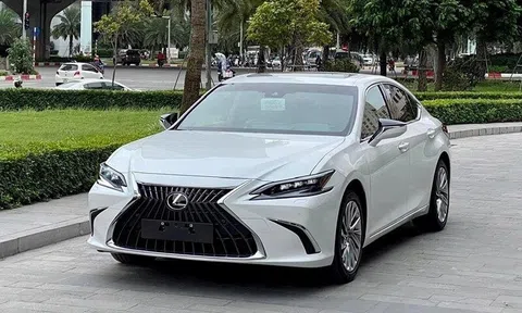 Lexus ES 250 'lướt' bán lại với giá khó tin sau 5 năm lăn bánh