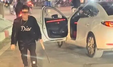 Tài xế ô tô Mazda ‘hổ báo’ cầm dao chém rách lốp xe buýt sẽ bị xử lý như thế nào?