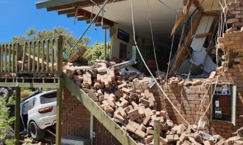 SUV Nissan Patrol ‘mới cứng’ tông xuyên nhà dân chỉ vì tài xế quên dùng phanh tay