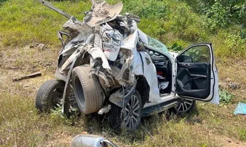 Huế: Ô tô 7 chỗ bị vò nát trong vụ tai nạn liên hoàn khiến 3 người tử vong