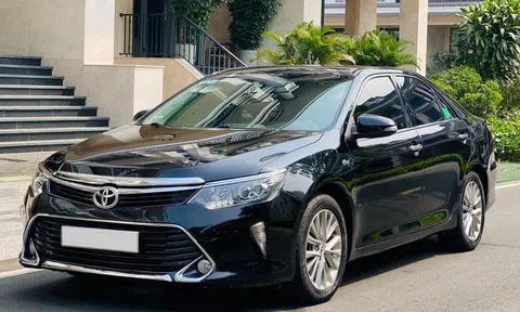 Toyota Camry ’full option’ lăn bánh 4 năm mất giá ngang một chiếc Hyundai Creta