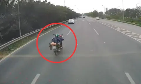 Tài xế ‘làm xiếc’, vừa nằm vừa lái xe máy trên Đại lộ Thăng Long sẽ bị xử lý như thế nào?