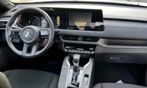 Cận cảnh nội thất Mitsubishi Xforce bản tiêu chuẩn vừa cập bến Việt Nam