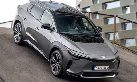 Các hãng ô tô Nhật Bản ‘trước sau như một’ với xe điện bất chấp suy thoái