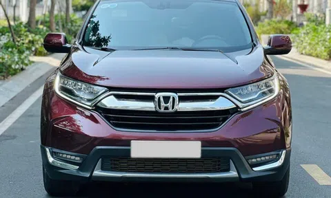 Honda CR-V lăn bánh 4 năm trượt giá ngang một chiếc Kia Morning