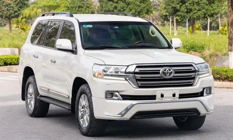 SUV ‘chủ tịch’ Toyota Land Cruiser lăn bánh 7 năm bán lỗ hơn 1 tỷ đồng