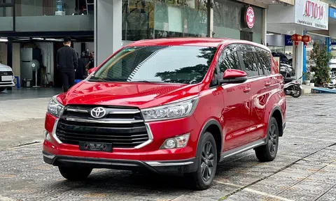 Xe đa dụng Toyota Innova cũ xuống giá không ngờ sau 6 năm sử dụng