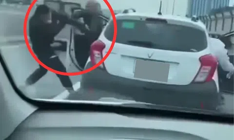 Hà Nội: Hai thanh niên lái xe máy lên đường cấm, ngang nhiên tạt đầu ô tô, hành hung tài xế