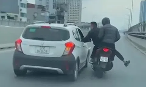 Tạm giữ 2 thanh niên lái xe máy tạt đầu ô tô, hành hung tài xế trên đường vành đai 2