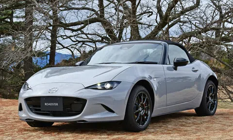 Cận cảnh xe thể thao mui trần 2 chỗ Mazda MX-5 2024 ngoài đời thực