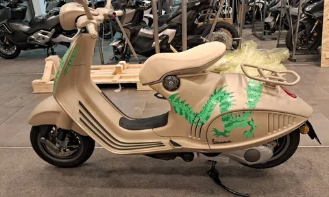 Chiêm ngưỡng Vespa 946 Dragon đầu tiên tại Việt Nam, giá dự kiến không dưới 2 tỷ đồng