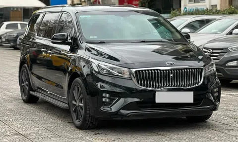 Kia Sedona bản full lăn bánh 8 vạn km bán ‘lỗ’ ngang một chiếc Ford Territory