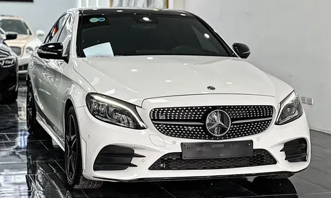 Lăn bánh 3 năm, Mercedes-Benz C300 AMG chạy lướt rớt giá ngang một chiếc Hyundai Creta 'đập hộp'